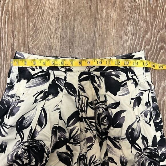 CAbi Rosie Floral Pleated Skirt Women Side Pockets Ivory and Purple - Picture 10 of 11